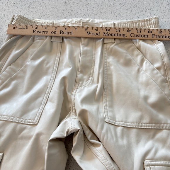 American Eagle Faux Leather Cream Elastic High Waisted Cargo Pants Size 8 Long - Picture 5 of 15